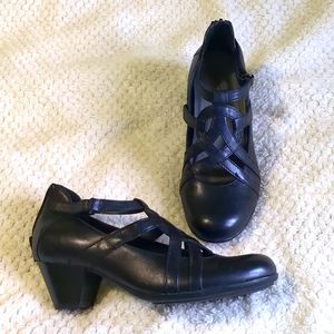 Size 7.5 wide Black Leather Earth Brand shoes